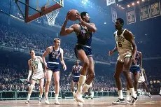 勇士后卫砍下三双，带领球队取得胜利()