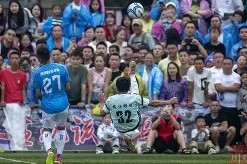 开云体育娱乐app-足球比赛现场热闹非凡，球迷们高呼助威声()