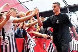 开云体育在线-雷恩主场失利，防守不力遭遇挫折(记者问球员贝利最满意的球是哪个作文)