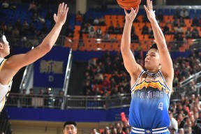 开云体育官网-新疆男篮外援出色，奠定胜利基础()