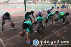 开云官方在线-篮球比赛突降大雨，球场积水严重影响比赛()