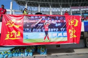 kaiyun-余音绕梁！赛场上球迷热情呐喊欢呼()