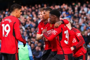 kaiyun sports-张弓搭箭，曼城绝杀晋级领跑淘汰赛()